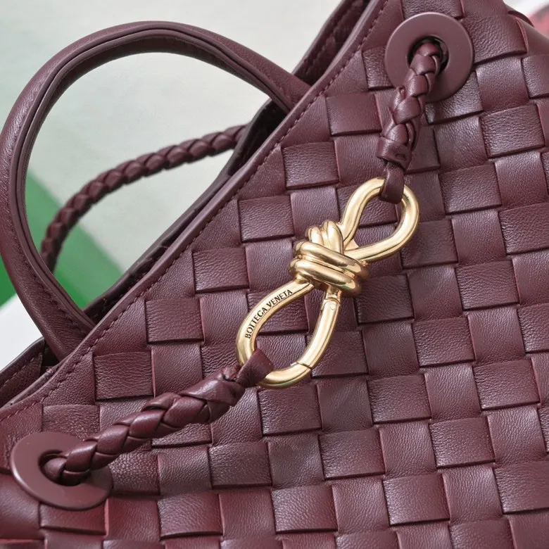 Batch 1860 B's 2023 spring and summer new model continues the brand's woven style with detailed metal knot switch buckles. This time, the shoulder straps are also made into tube weaves, showing different craftsmanship. The carrying method is versatile to create more different looks. Intrecciato woven leather small handbag, equipped with sliding crossbody strap. Internal compartments, including 1 zipper pocket and 2 open pockets with magnetic buckle closure. Size: 19*25*10.5cm, model: 7463#